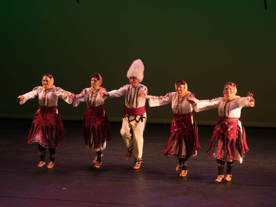 Uit Den Haag komt de Dansgroep 'Nogice' met dans, muziek en schitterende kostuums van de Balkan.